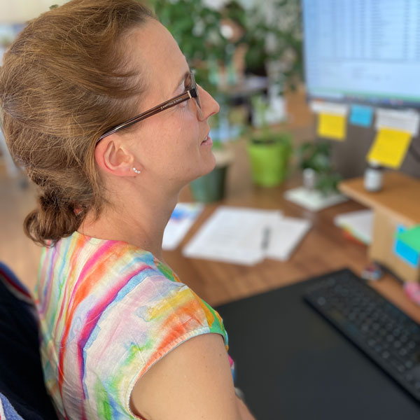 Eine Mitarbeiterin des Kundenservice auf ihrem Arbeitsplatz