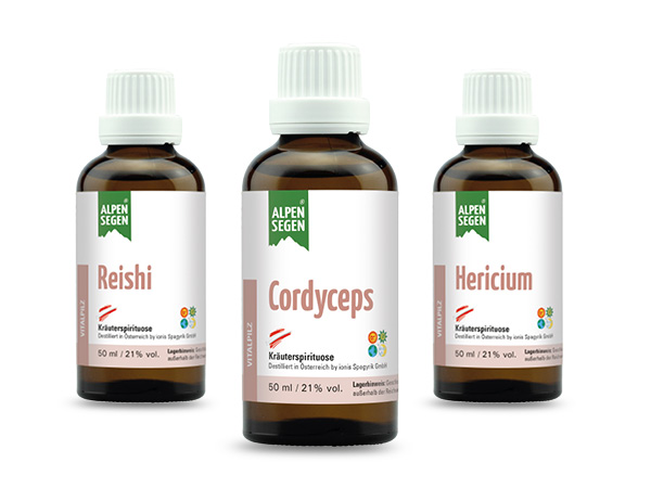 ALPENSEGEN® Pilzessenzen, drei Produktflaschen beispielhaft, nebeneinander stehend