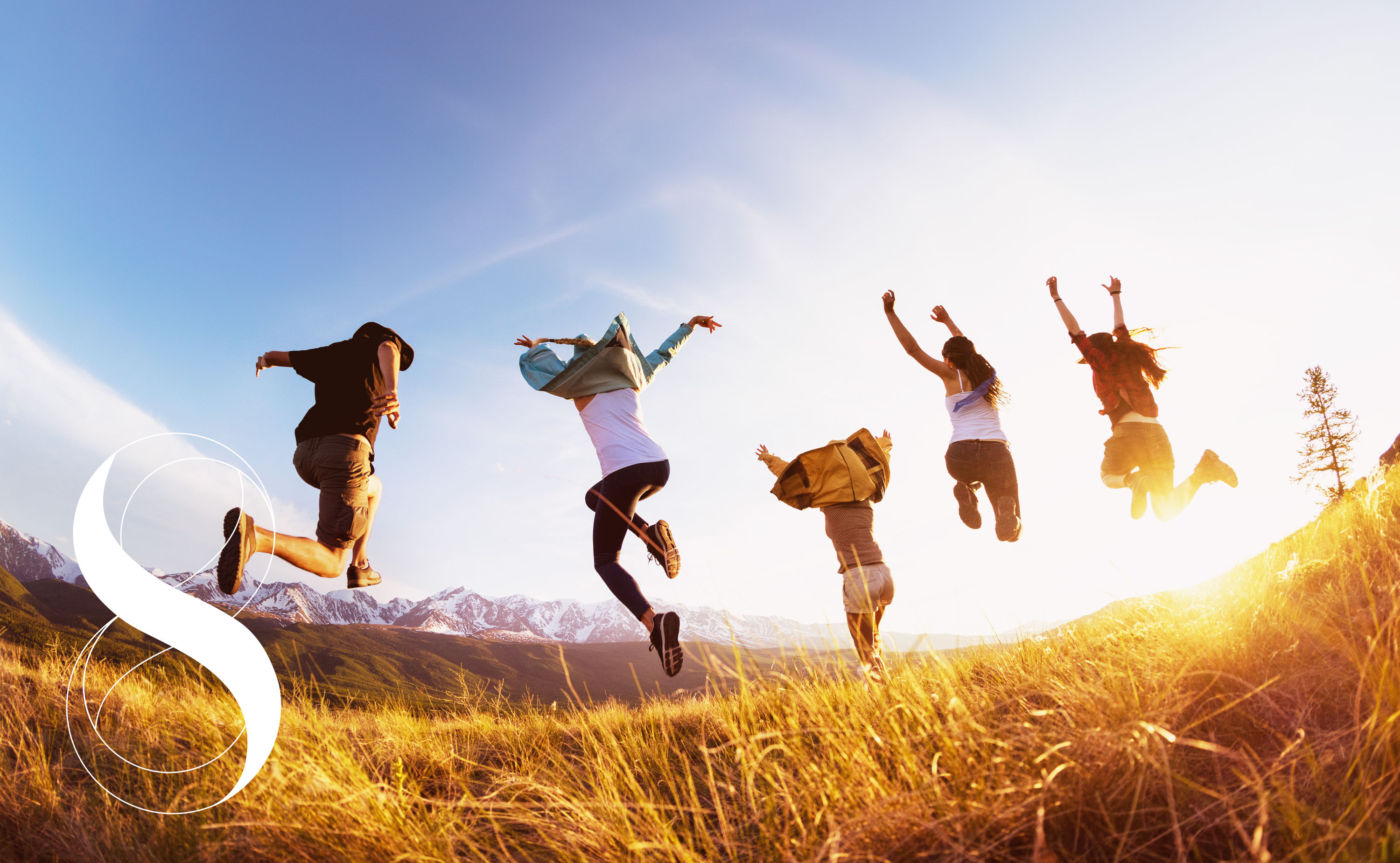 Fünf Menschen, die voller Energie auf einer Wiese in die Luft springen, symbolisieren die gute Versorgung mit dem essenziellen Spurenelement Eisen.
