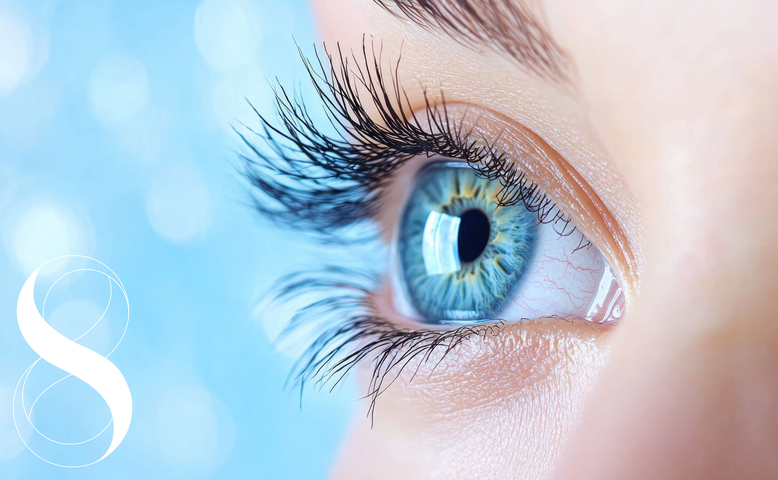 Nahaufnahme eines blauen Auges einer Frau mit langen, dunklen Wimpern vor einem hellblauen, verschwommenen Hintergrund mit Lichtpunkten, links unten ist das LIFE LIGHT® 8 Elements Logo zu sehen.