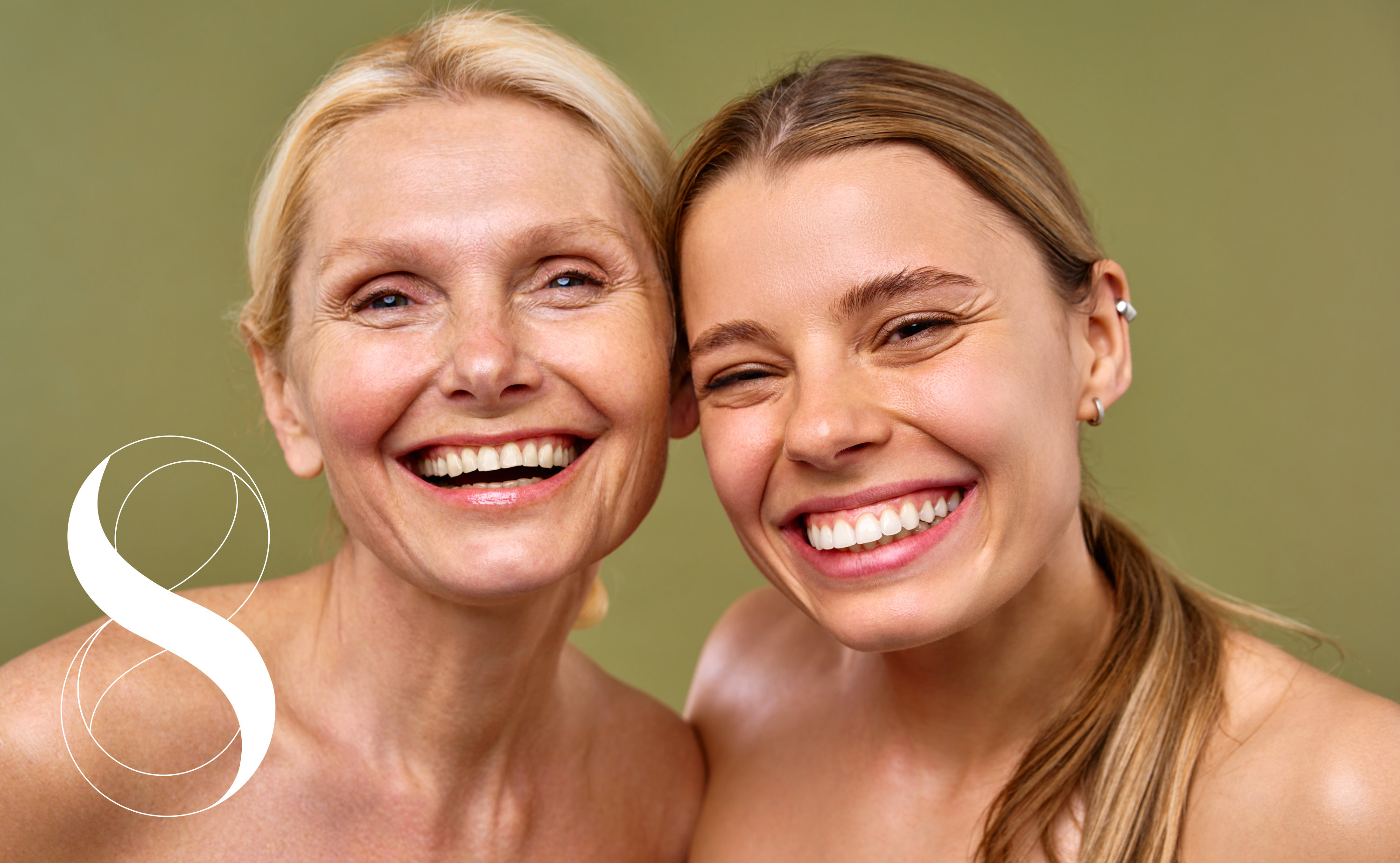 Eine Mutter und ihre Tochter im Portrait, sie schenken der Kamera ein strahlendes Lächeln. Der Fokus des Bildes liegt auf der Ausstrahlung und der gesunden Haut der beiden Frauen.